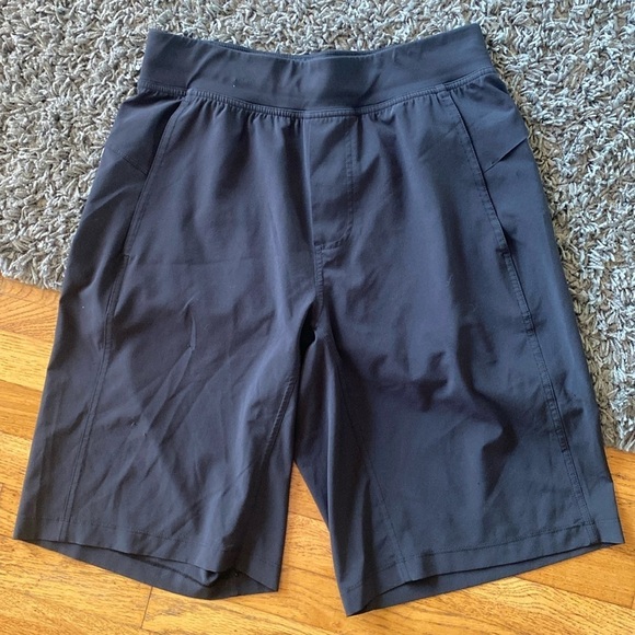 Lululemon Mens Stretchy Straight Leg Waist Tie Black Shorts size Small - Picture 1 of 9